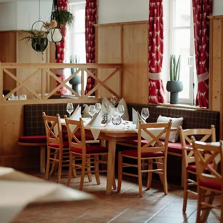 Hotel Lerch Plankenau 3*